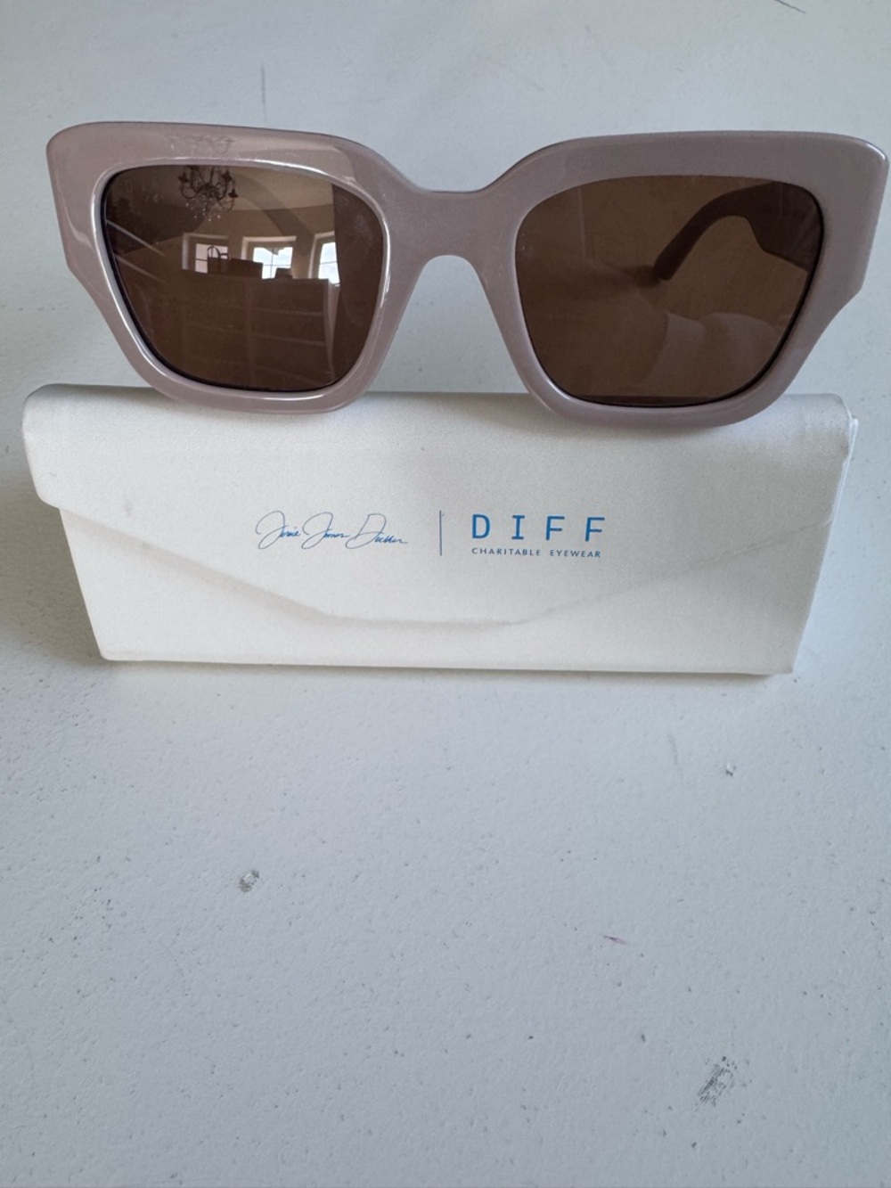 ✨Jesse James Decker x DIFF Oversized Blush Sunglasses w/ Case & Cloth✨
